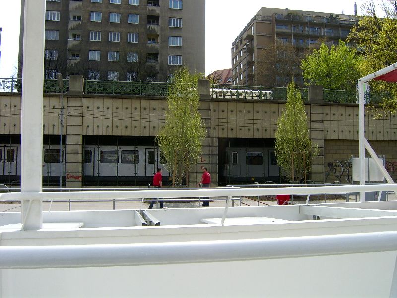 U-Bahn unter der S-Bahn neben dem Donaukanal